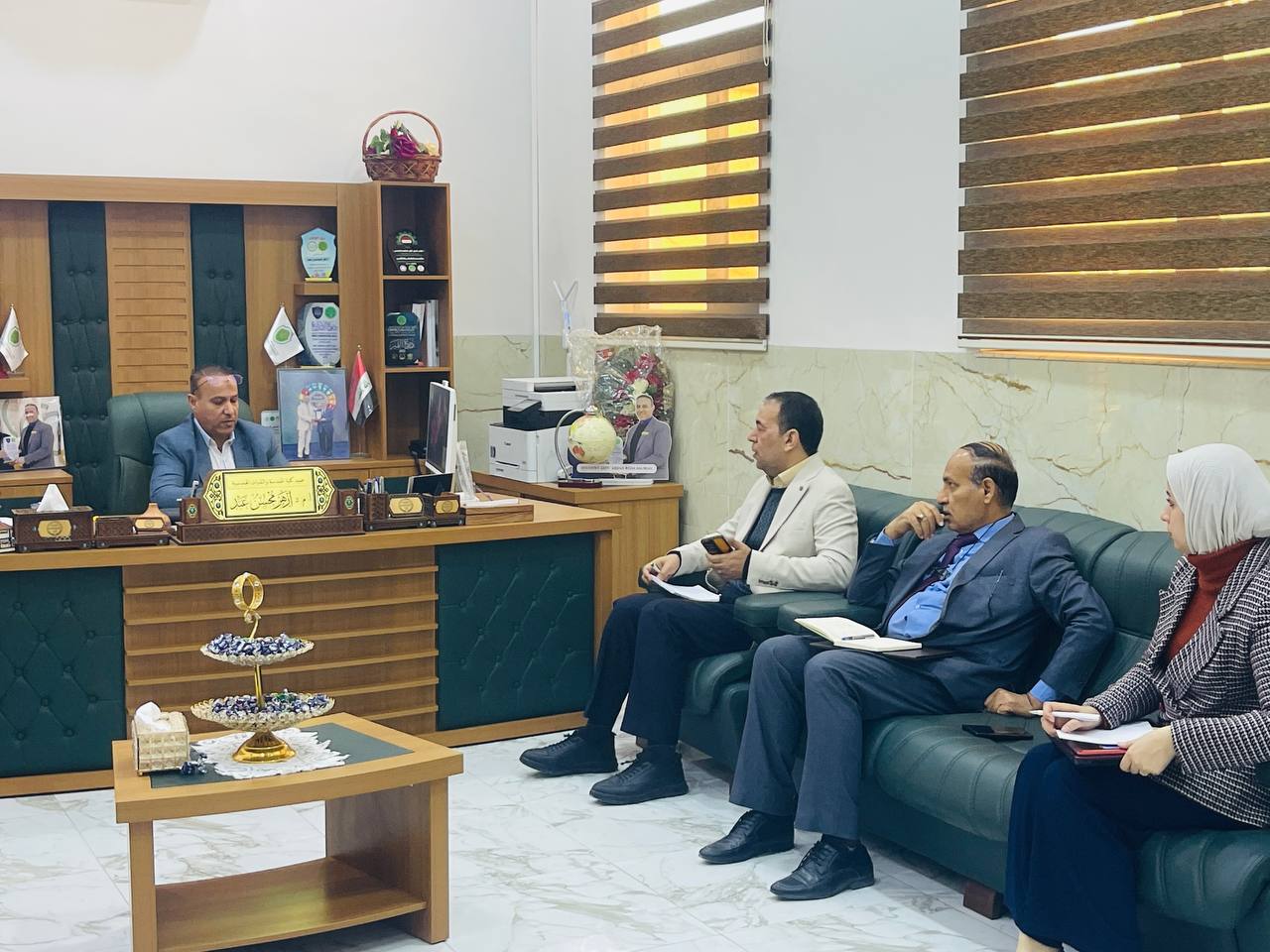 عميد كلية الهندسة والتقنيات  الهندسية الاستاذ المساعد الدكتور ازهر محسن يلتقي باللجنة التنظيمي لاقا مك الملتقى الثاني للمدن المستدامة 
