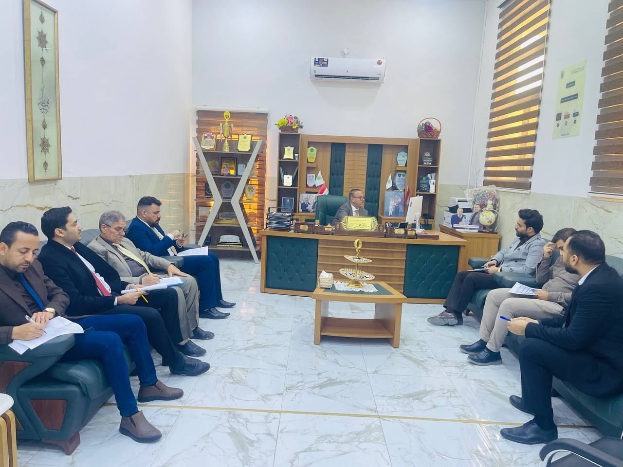 عميد كلية الهندسة والتقنيات الهندسية يجتمع مع مقرري الأقسام  ..