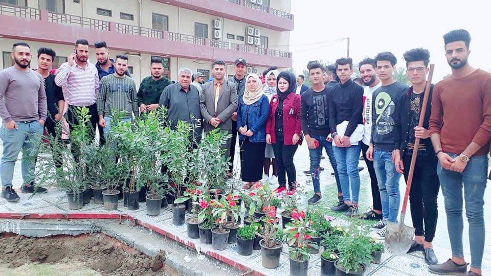 مشاركة قسم الفيزياء الطبية في حملة تشجير حدائق كلية المستقبل الجامعه