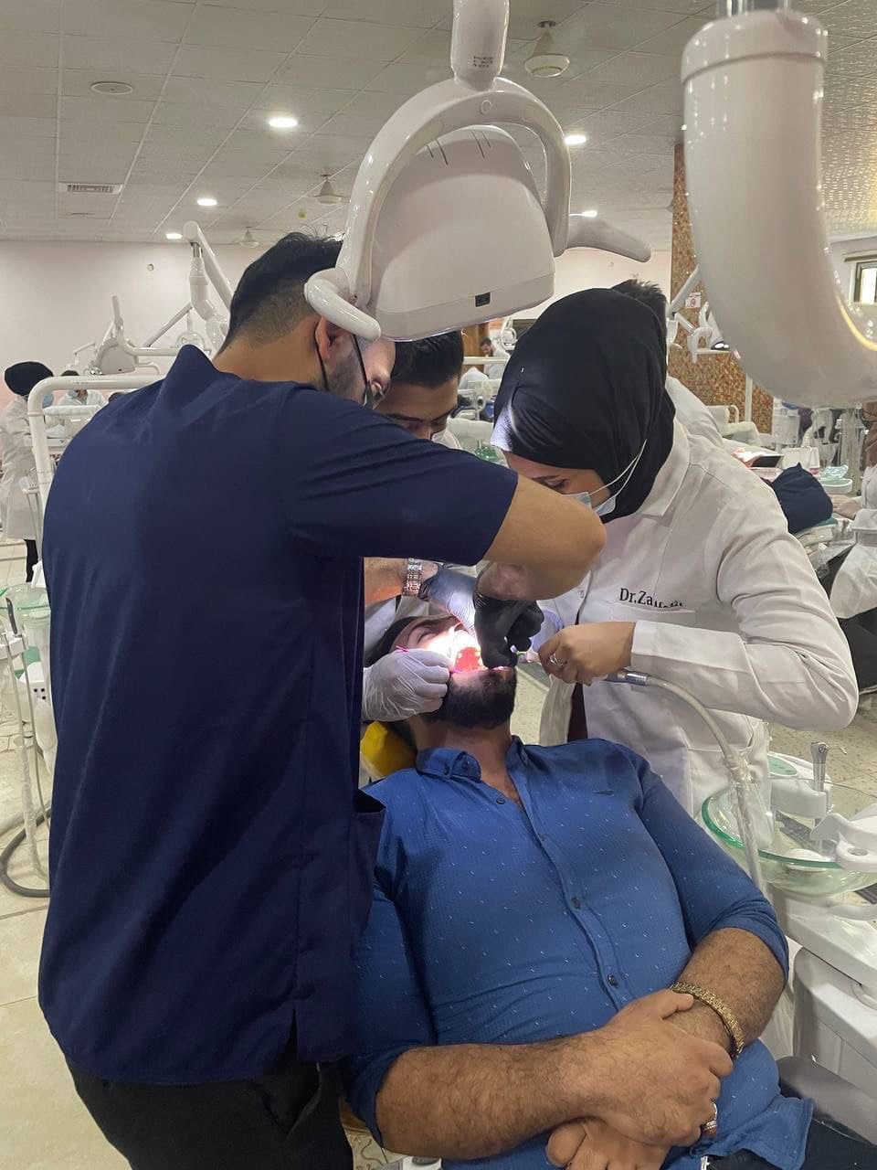 أجراء عملية قلع سن العقل في عيادات طب الأسنان في كلية المستقبل الجامعة