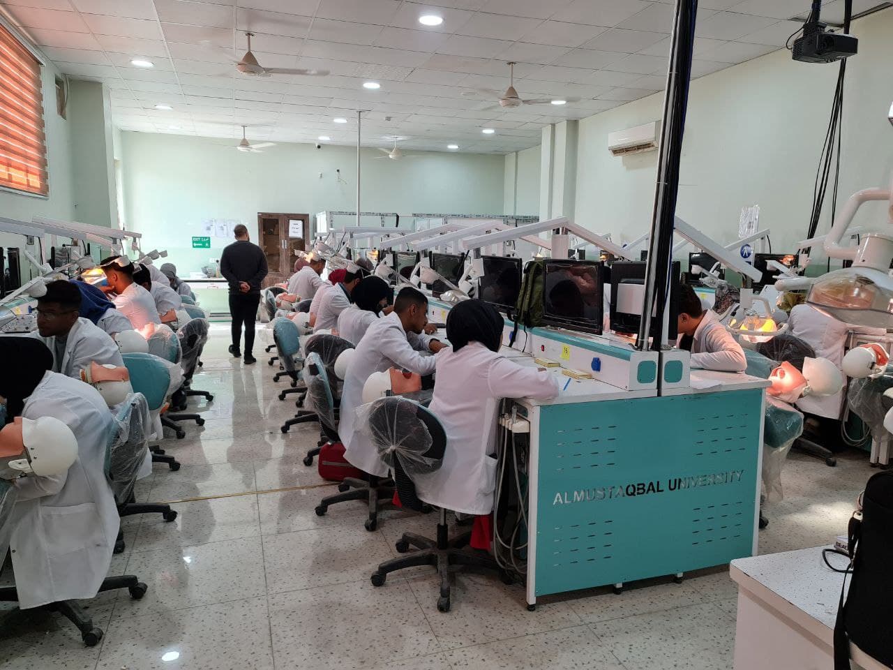 جانب من حضور طلاب المرحلة الثالثة لعمل class I  في مختبر الفانتوم في كلية المستقبل الجامعة