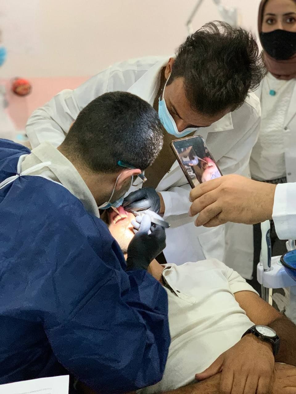 أجراء عملية قطع اللجام في عيادات قسم طب الأسنان 