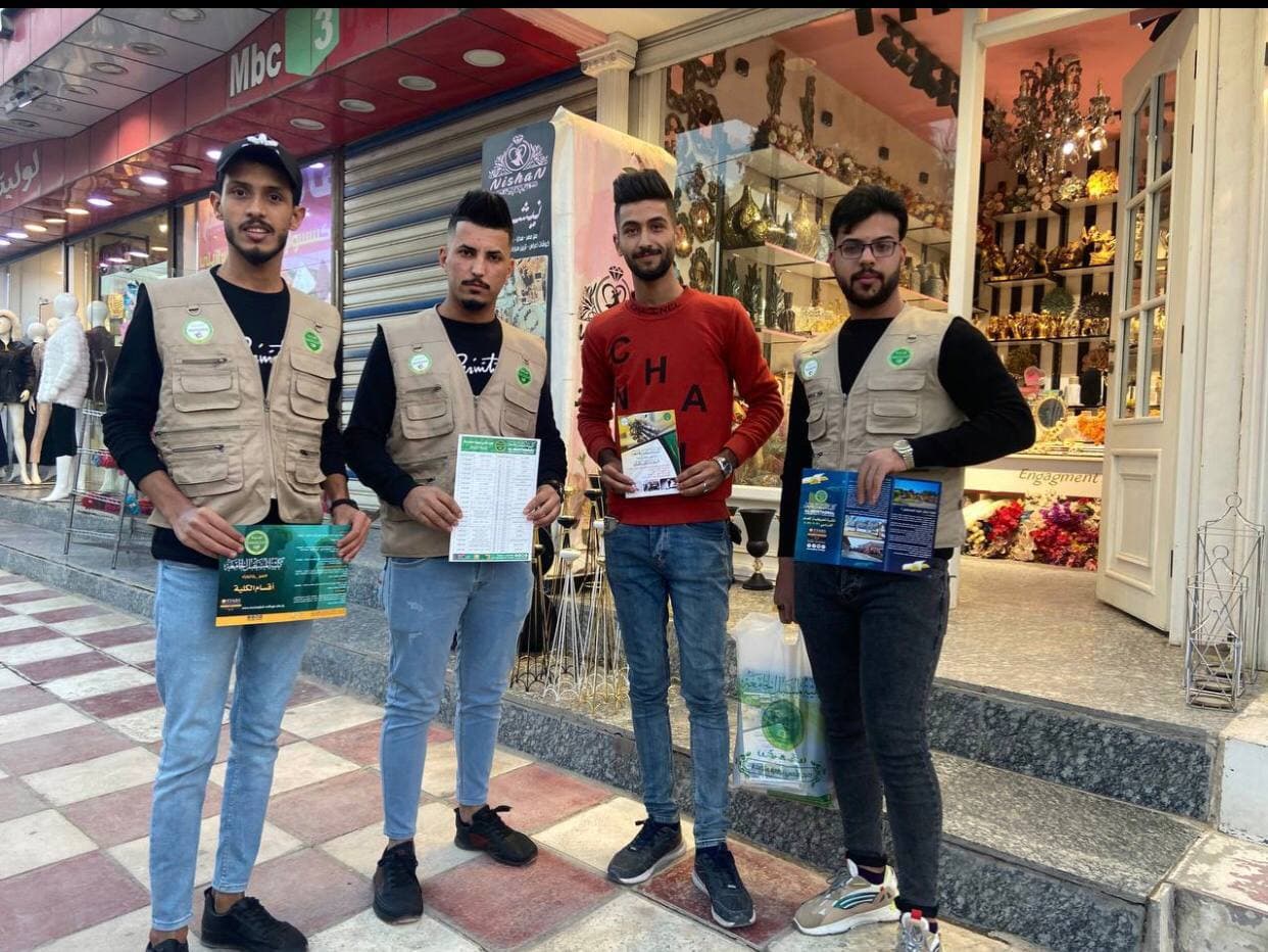 نشاط طلابي بتوزيع بروشور تعريفي عن القبول  والية التسجيل في اقسام الكلية