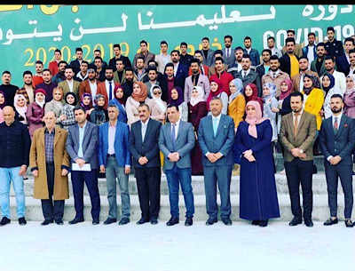 التقاط صورة تذكارية مع طلبة الصف الرابع لقسم القانون 