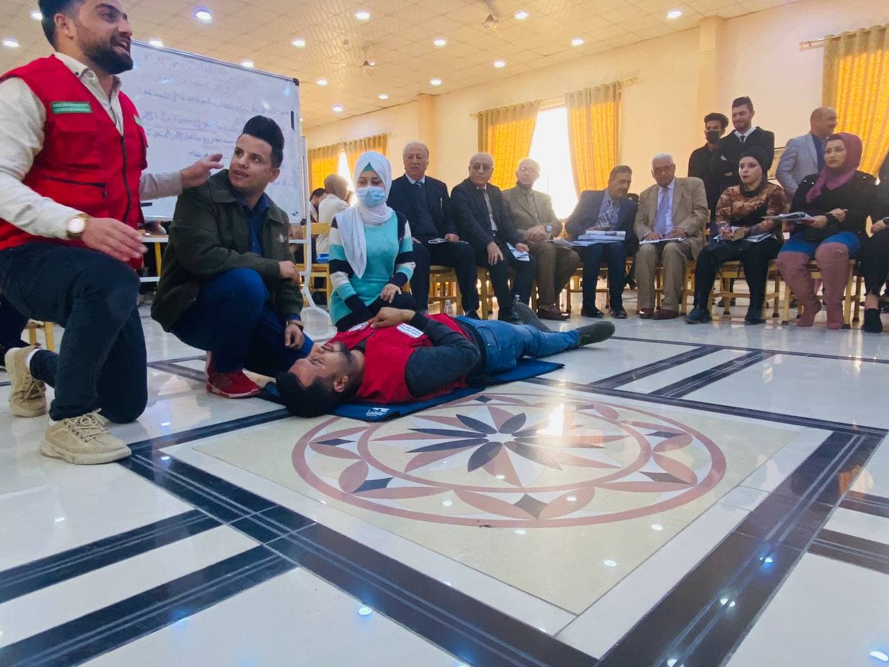 قسم ادارة الاعمال ينظم بالتعاون مع جمعية الهلال الاحمر ورشة اسعاف اولي 