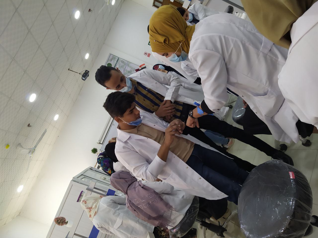 نظم قسم التخدير ورشة حضورية عملية داخل مختبر التخدير لطلبة المرحلة الأولى بعنوان IV Fluids and peripheral intravenous cannula 