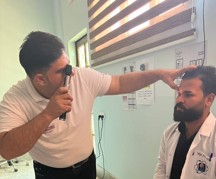 ورشه علمية تعلمية بعنوان (تعليم الطلبه على استخدام جهاز Retinoscopy و كذالك معرفة الخطأ الانكساري لعيون تعاني من ضعف بصر بجهاز ال Retinoscopy )