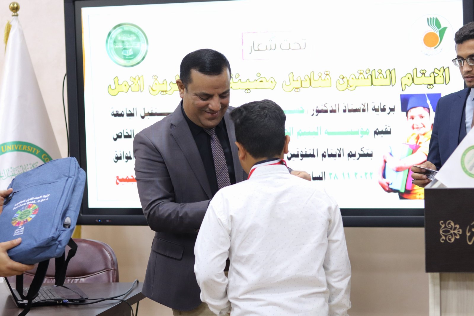 اقام قسم القانون بالتعاون مع شعبة الانشطة الطلابية المركزية فعالية مركزية لتكريم الطلبة المتفوقين من الايتام في عدد من مدارس المحافظة