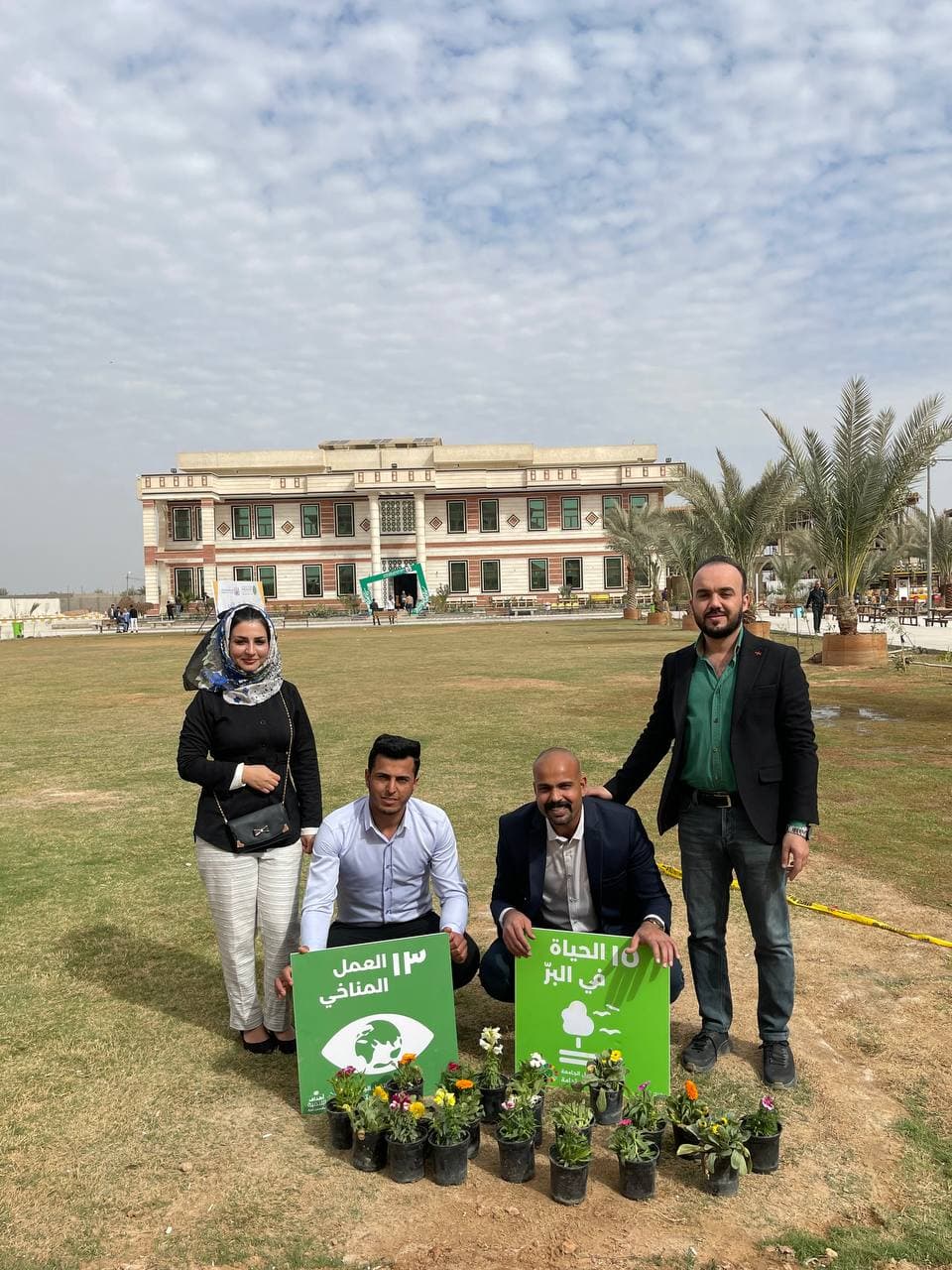 قسم طب الاسنان ينظم حملة لزراعة مجموعة من الأشجار  في حدائق كلية المستقبل الجامعة .