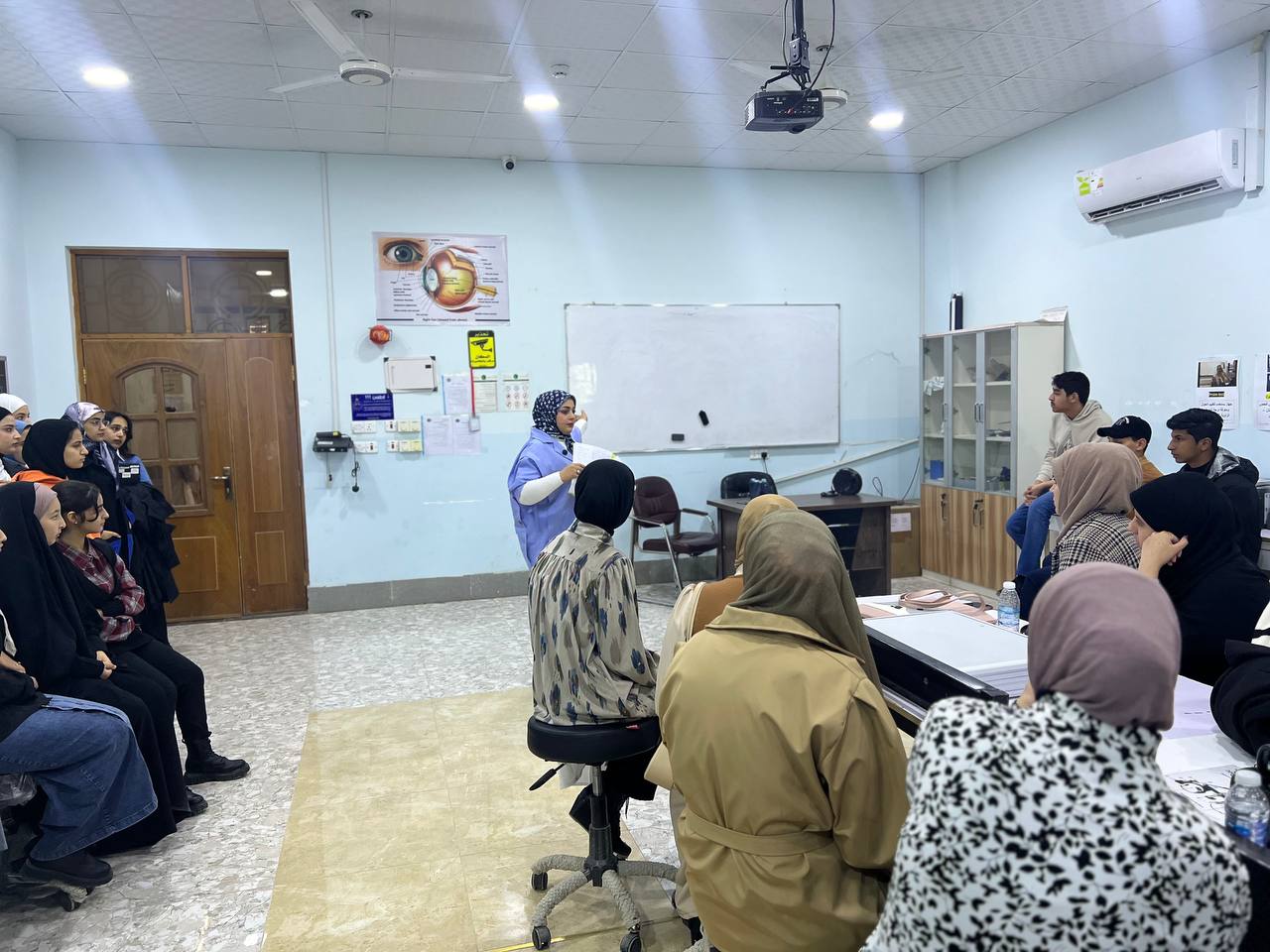 حضور طلاب المرحله الاولى في مختبر الفيزياء الطبيه