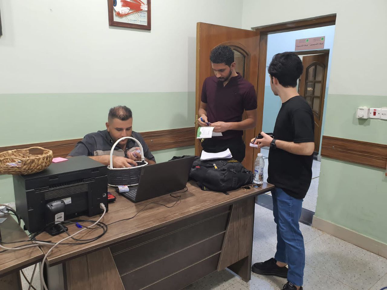 توزيع الباجات التعرفية للطلبة 