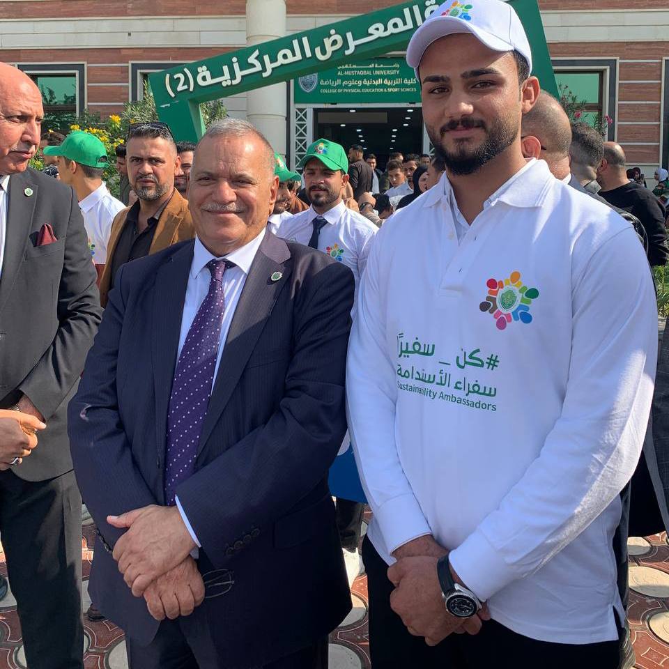 مشاركة طلبة قسم الكيمياء الحياتية في استعراض سفراء الاستدامة في جامعة المستقبل 