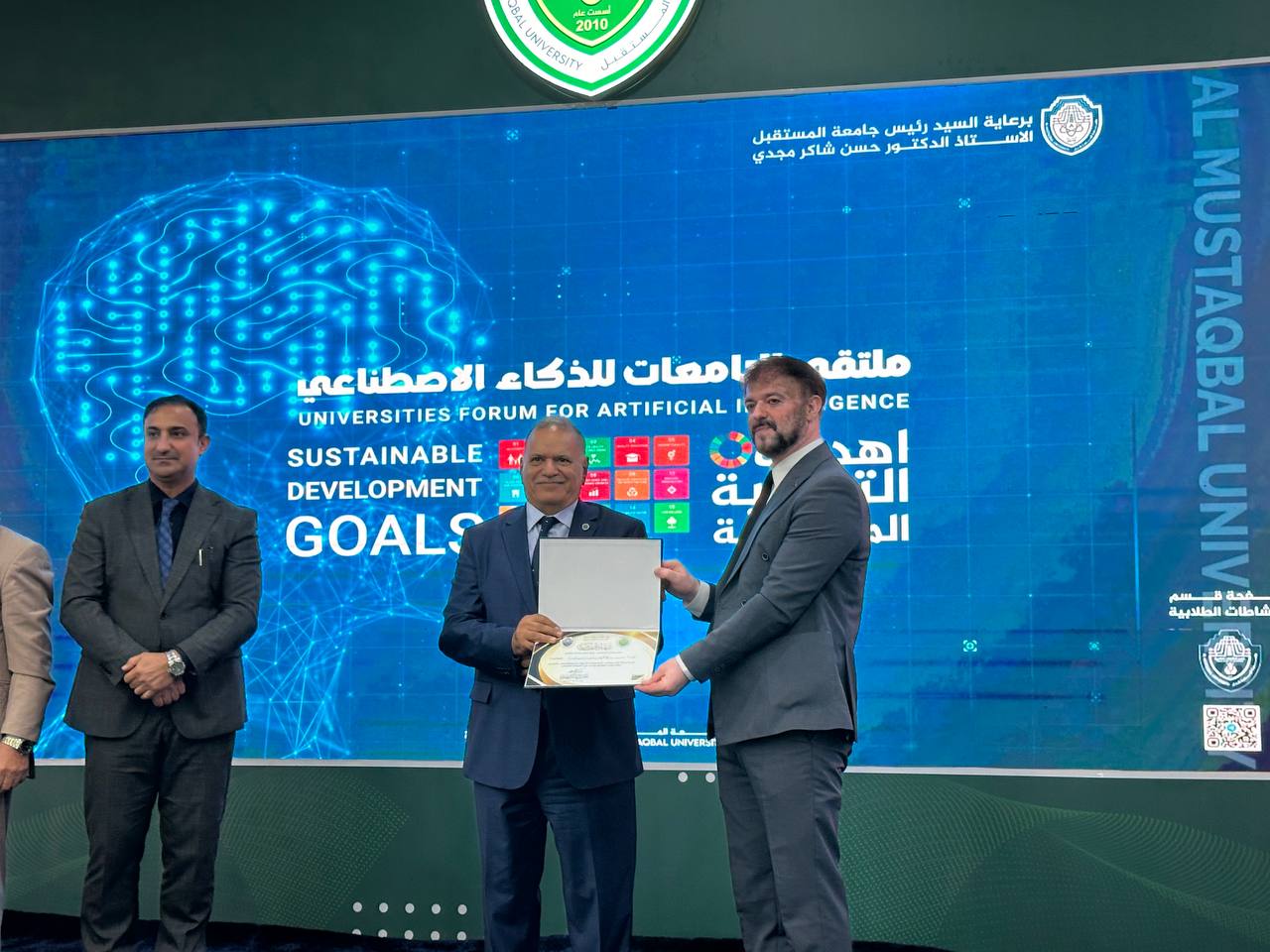 السيد رئيس جامعة المستقبل يكرّم الأستاذ الدكتور حسين عبد الكاظم بشهادة تقديرية