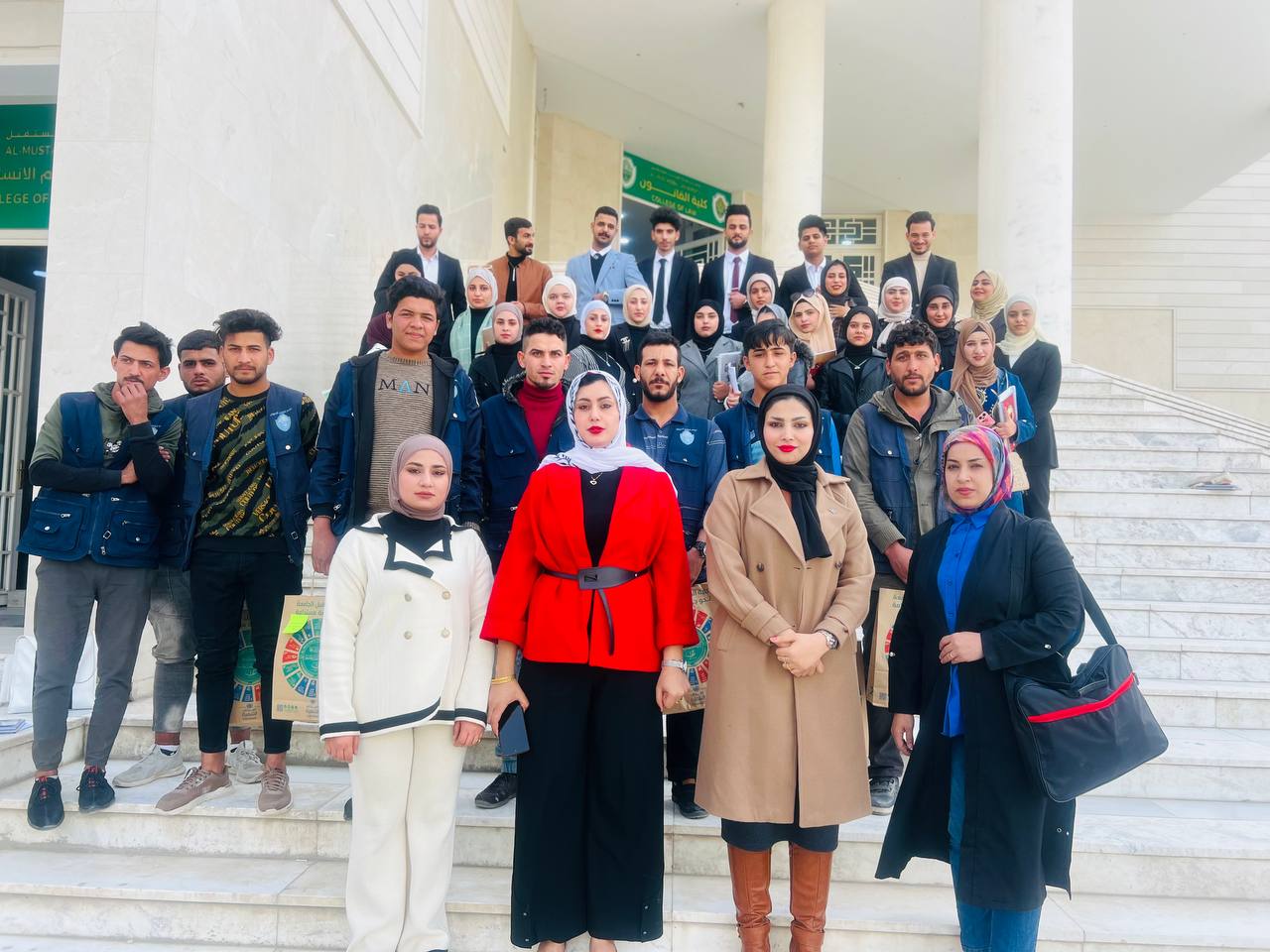 مبادرة طلابية لطلبة قسم الكيمياء الحياتية بتقديم الهدايا التقديرية لعمال الوحدة الهندسية في البناية الانسانية 