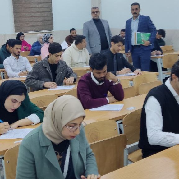 جولة السيد رئيس القسم ومقرر القسم على القاعات الامتحانية