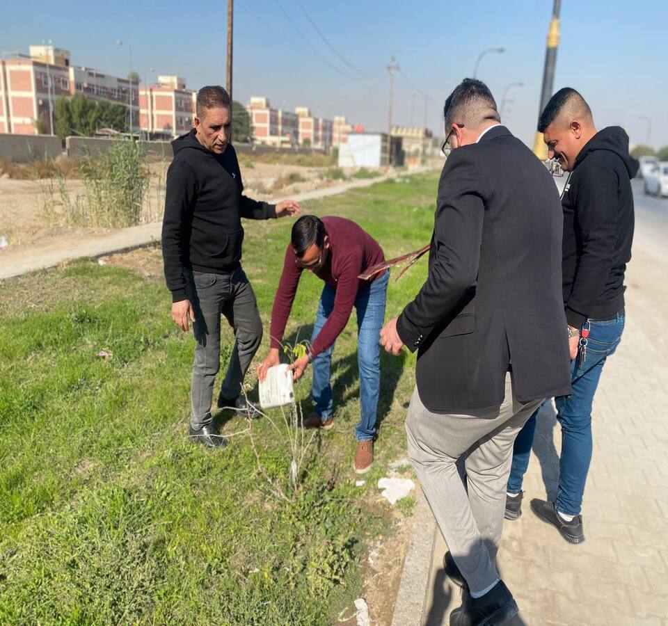  سفراء الاستدامة في قسم الاثار  يطلقون حملة سقي وإدامة الأشجار على طريق (حلة - نجف) التي تم زراعتها سابقا
