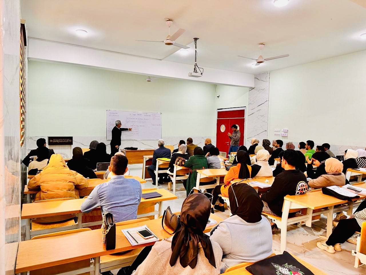 ورشة تعليمية للتعريف بقواعد اللغة الفرنسية.