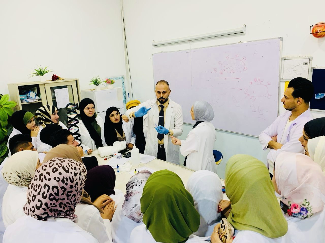 استمرار المحاضرات العملية لقسم الكيمياء الحياتية