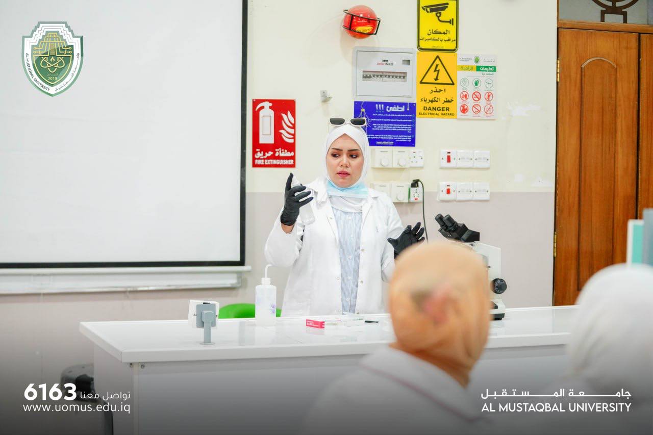 نظم قسم تقنيات التخدير ورشة علمية حول إجراء إختبار للأحياء المجهرية تحت المجهر