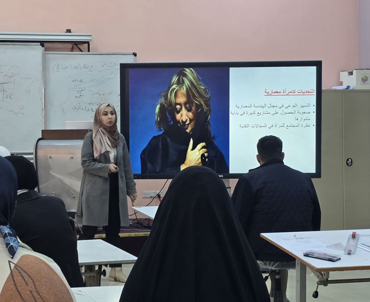 زها حديد: أيقونة الإبداع والقيادة النسائية في العمارة العالمية