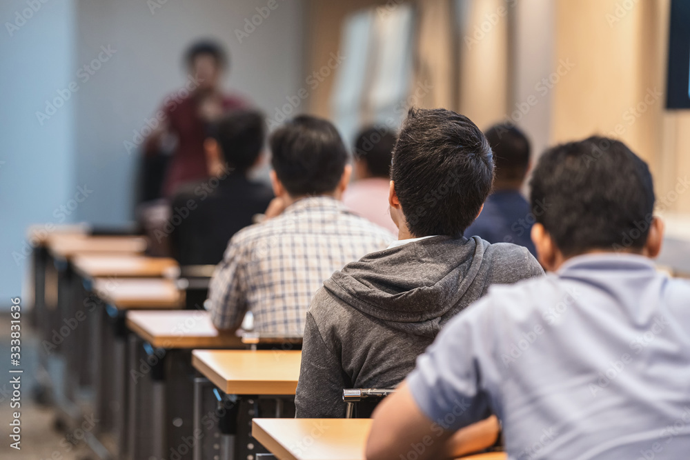 الامتحانات بين التقييم والتحفيز: تأثيرها النفسي والتعليمي على الطلبة