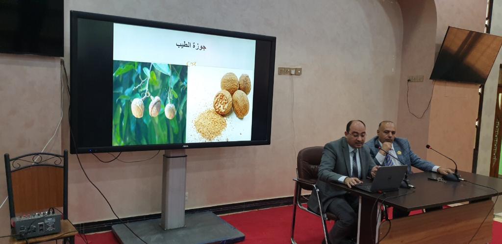 كلية المستقبل الجامعة تمنح أستاذة وتدريسين كتب شكر