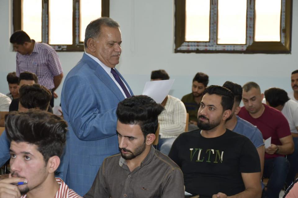 السيد العميد الاستاذ المساعد الدكتور حسن شاكر مجدي يتفقد استمرار الامتحانات النهائية لاقسام كلية المستقبل الجامعه ويطلع على احتياجات الطلبة وانسيابية الامتحانات في ظل الظروف الجوية الصعبة 