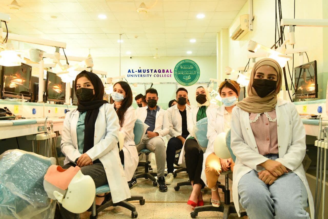 جانب من الدوام الحضوري لهذا اليوم السبت الموافق ٢٠٢١/١٠/٢٣ لطلبة قسم طب الاسنان المرحلة الثالثة داخل مختبر الفانتوم في كلية المستقبل الجامعة 