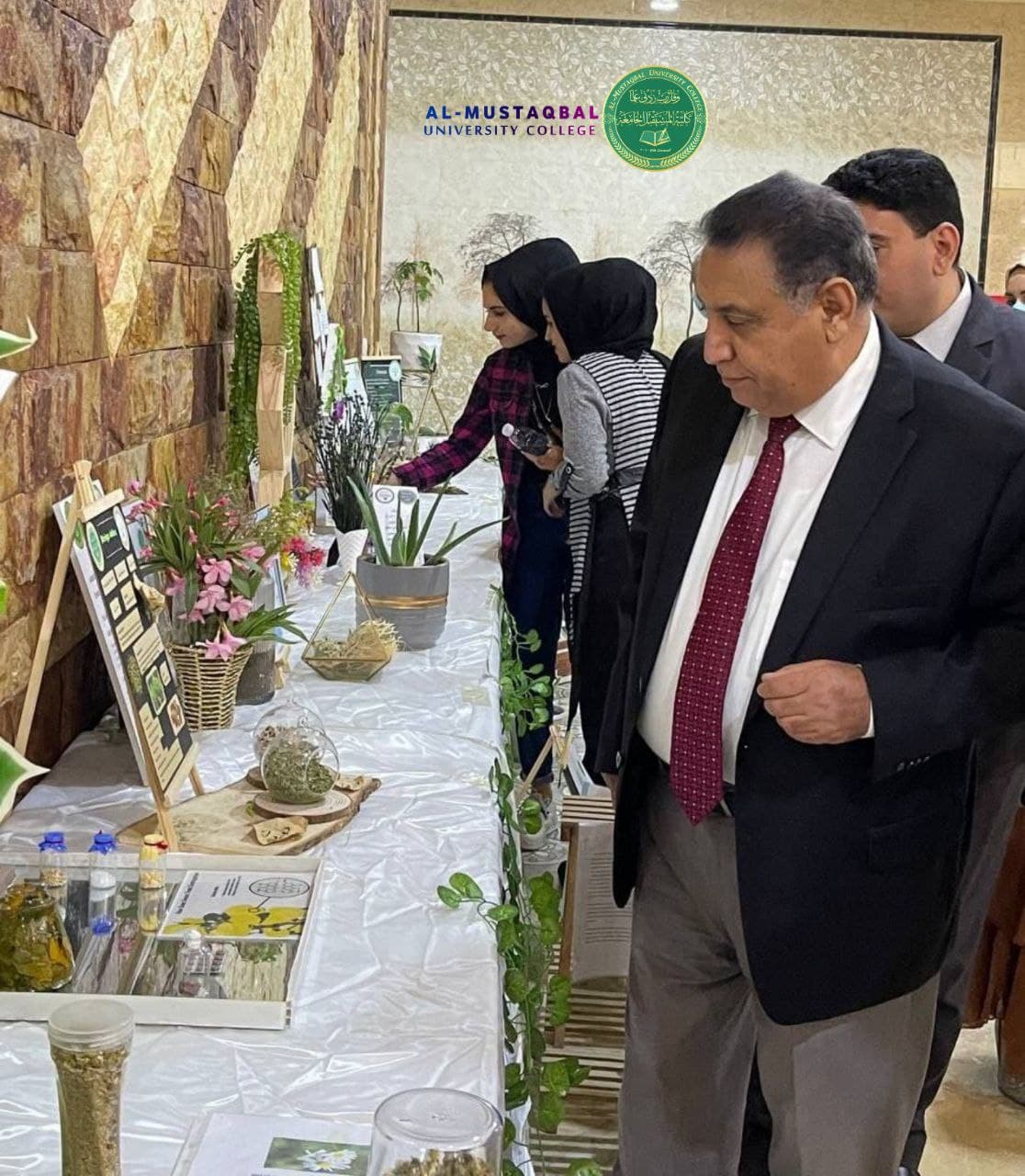 قسم الصيدلة في كلية المستقبل يقيم معرض للنباتات الطبيعية وشرح فوائده   