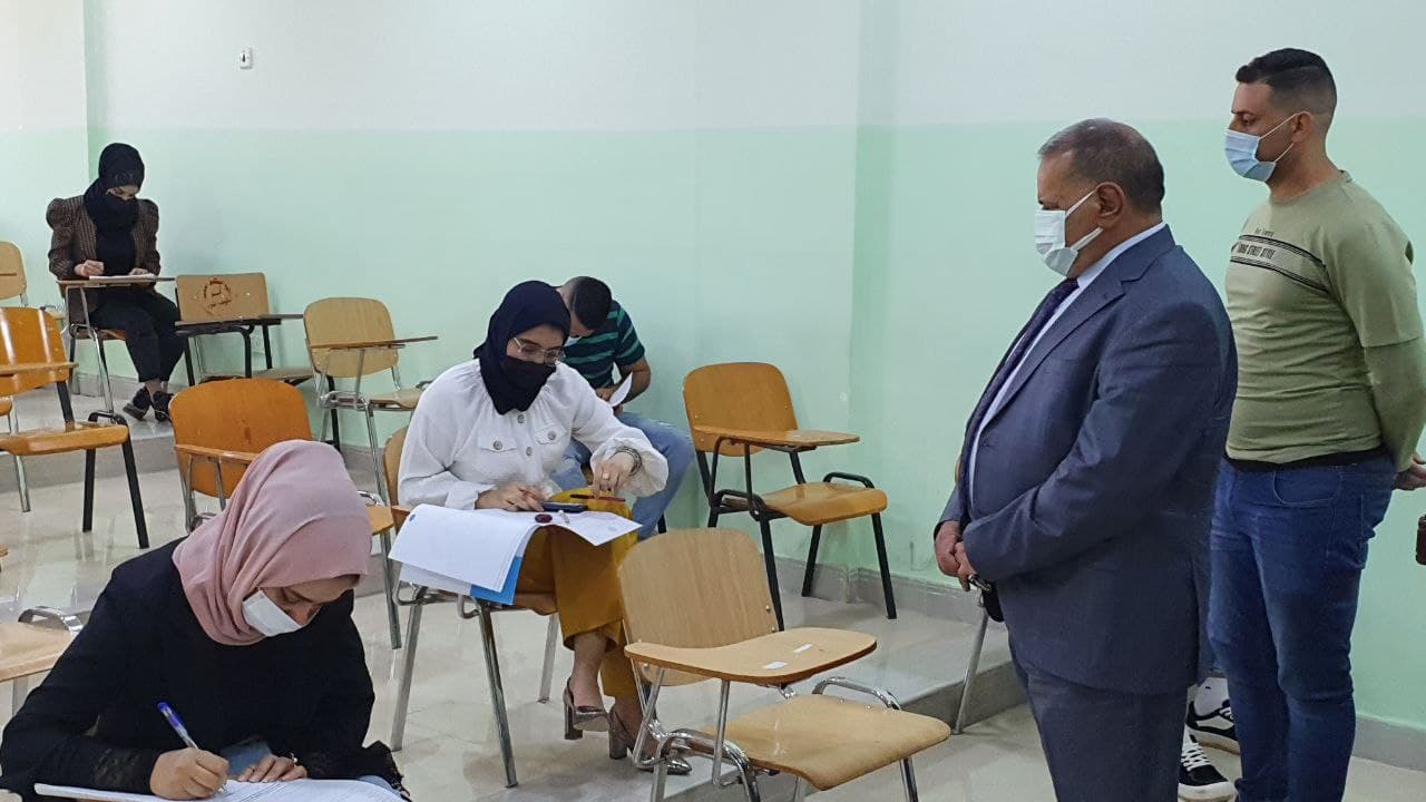 عميد كلية المستقبل الجامعة يتفقد  أقسام الكلية للإطمئنان  على سير الإمتحانات الحضورية للكورس الأول 