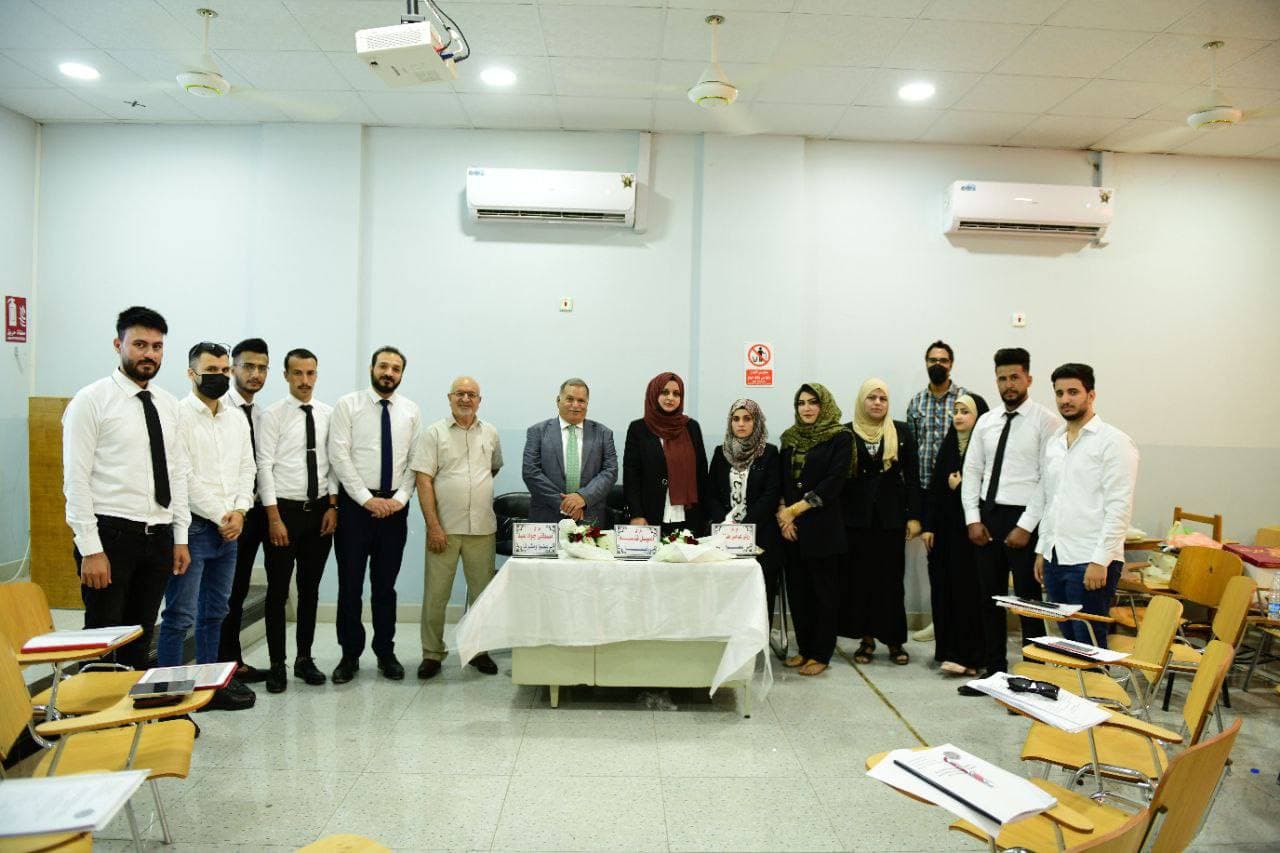 السيد عميد كلية المستقبل الجامعة يتفقد اجراءات مناقشة مشاريع التخرج لطلبة المرحلة الرابعة في قسم تقنيات المختبرات 
