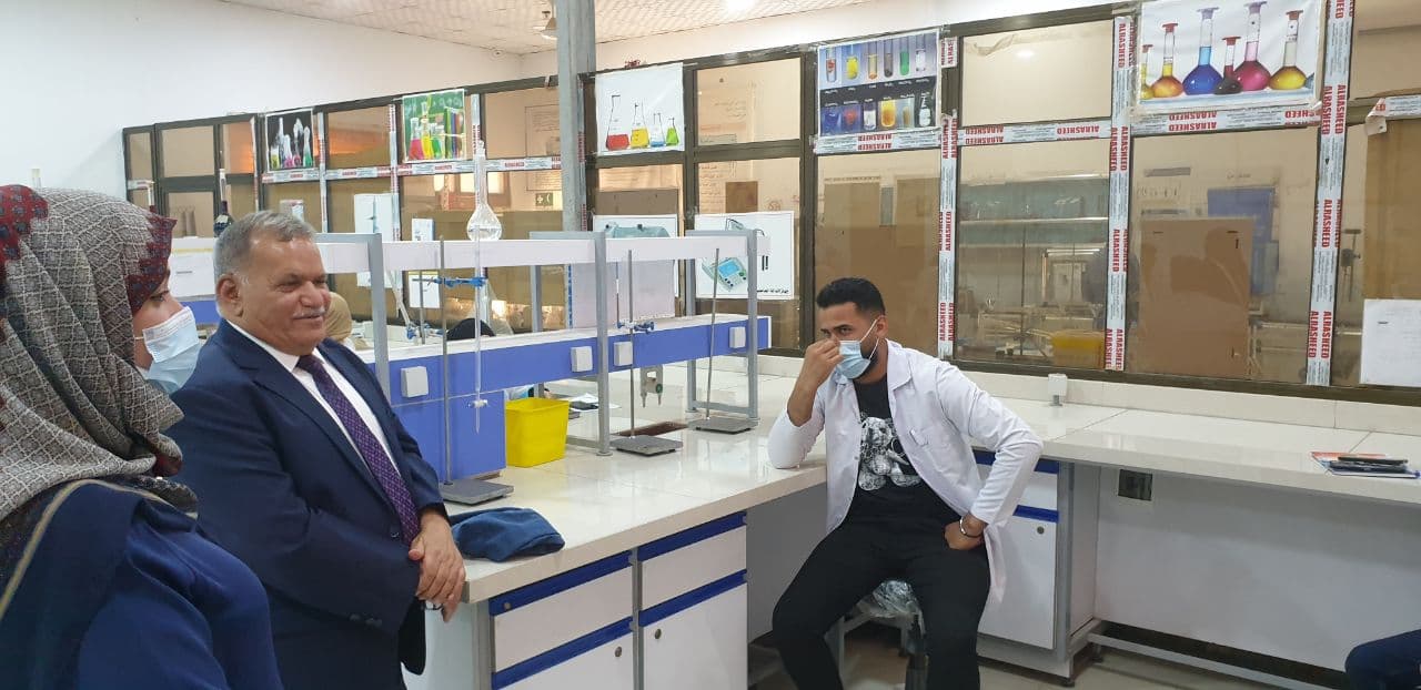 السيد عميد كلية المستقبل الجامعة يزور المختبرات العلمية  في قسم تقنيات المختبرات الطبية