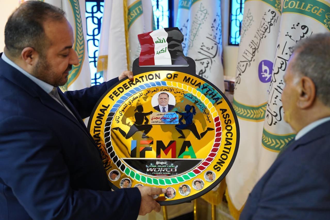 تكريماً لموقف  كلية المستقبل الجامعة في الدعم والإهتمام رئيس إتحاد المواي تاي يقدم درع الامتنان لعميد كلية المستقبل الجامعة