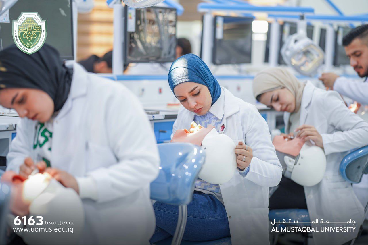 جانب من المحاضرات العمليه لطلبة كلية طب الاسنان داخل مختبر الفانتوم في جامعة المستقبل  